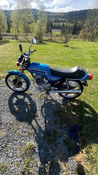 Honda CB 125 Twin 2 of 5