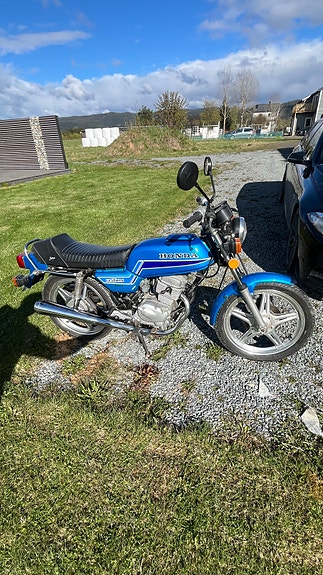 Honda CB 125 Twin 4 of 5