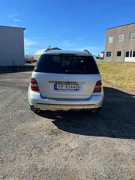 Mercedes-Benz ML320 4 of 5