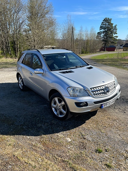 Mercedes-Benz ML320 2 of 5