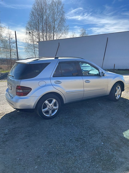 Mercedes-Benz ML320 3 of 5