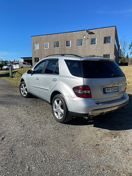 Mercedes-Benz ML320 5 of 5