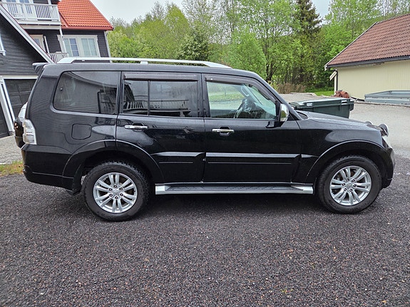 Mitsubishi Pajero 8 of 30