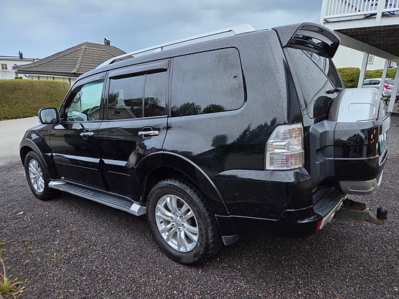 Mitsubishi Pajero 4 of 5