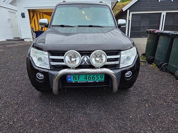 Mitsubishi Pajero 2 of 5