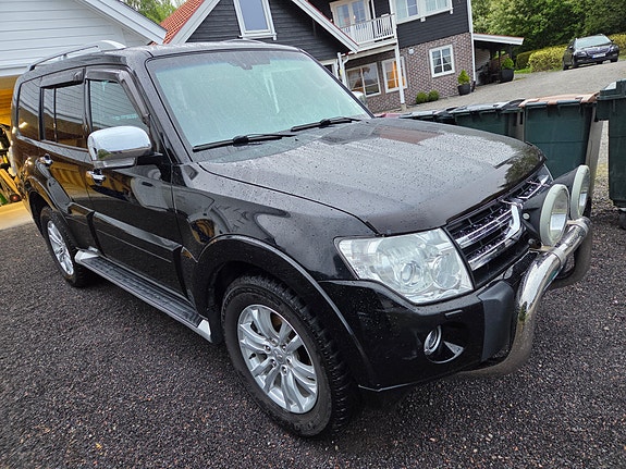 Mitsubishi Pajero 3 of 5