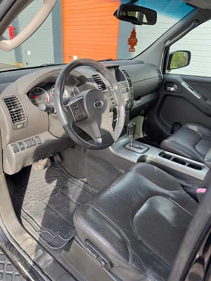 Nissan Pathfinder 25 of 30