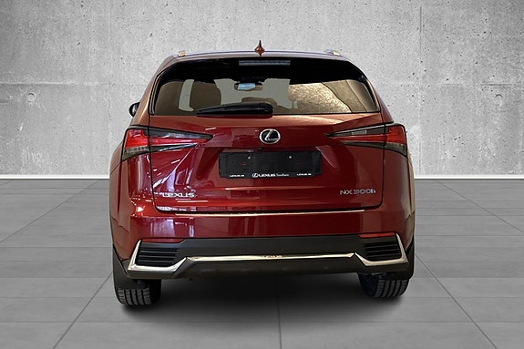 Lexus NX300h 4 of 5