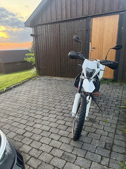 KTM 690 Enduro R 3 of 5