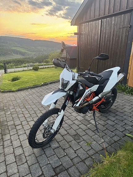 KTM 690 Enduro R 2 of 5