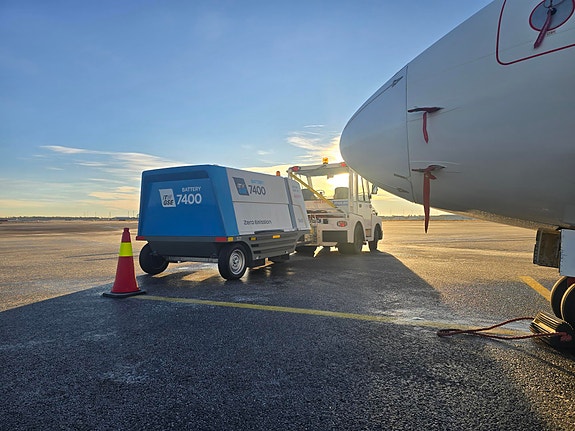 Øyeblikksbilde må fanges når man henter/leverer maskiner for reparasjon. Her elektrisk dreven strømforsyner til fly og en arbeidshest av en Comet 6D som perfekt trekkmaskin.