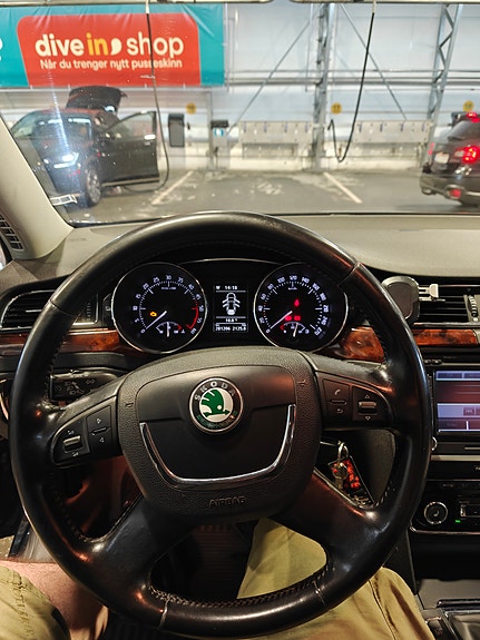 Skoda Superb 14 of 18