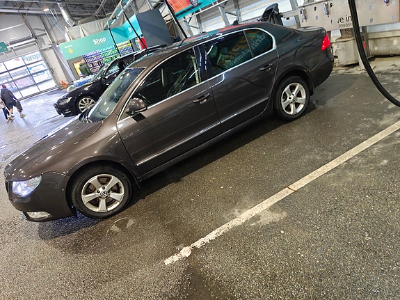 Skoda Superb 2 of 5