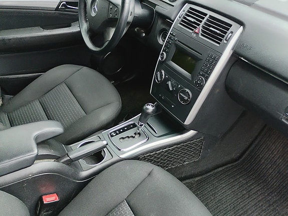 Mercedes-Benz B180 7 of 13