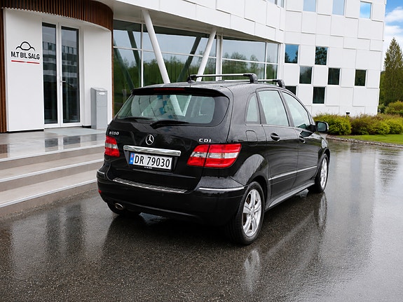Mercedes-Benz B180 4 of 5