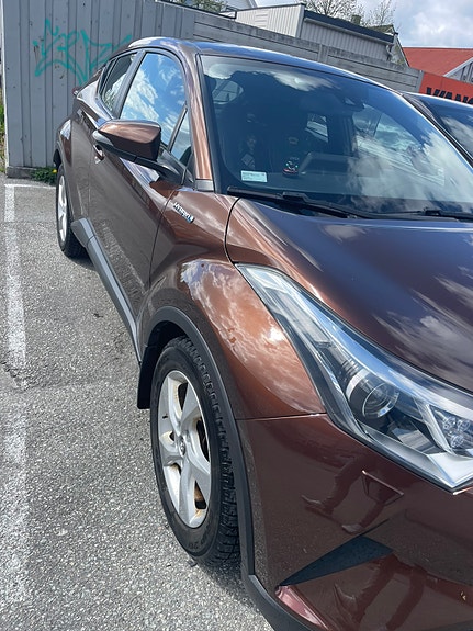 Toyota C-HR 2 of 8