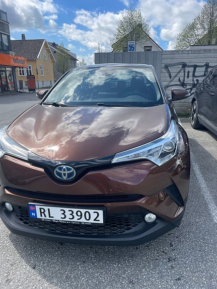 Toyota C-HR 4 of 8
