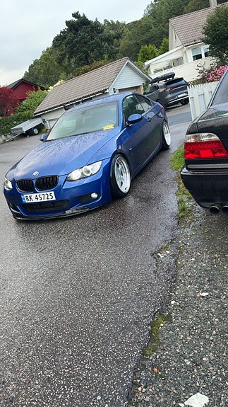 BMW 325d 2 of 5