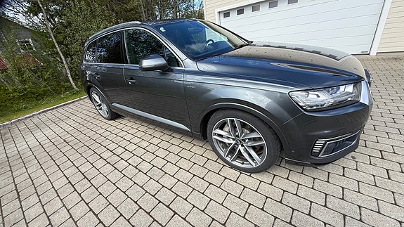 Audi Q7 2 of 12