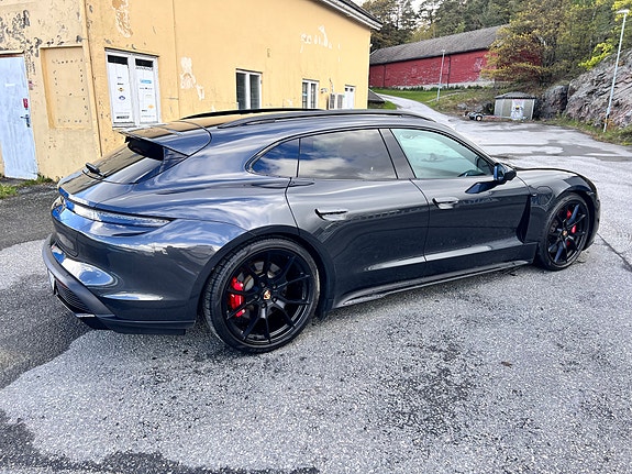 Porsche Taycan 3 of 5