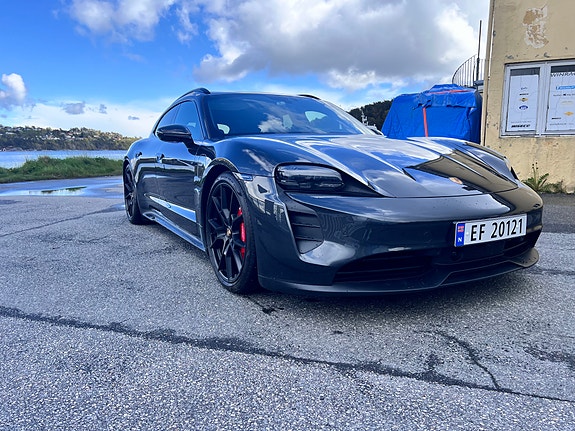 Porsche Taycan 4 of 5
