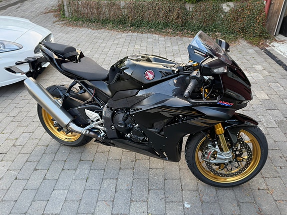 Honda CBR1000 RR-R SP 2 of 5