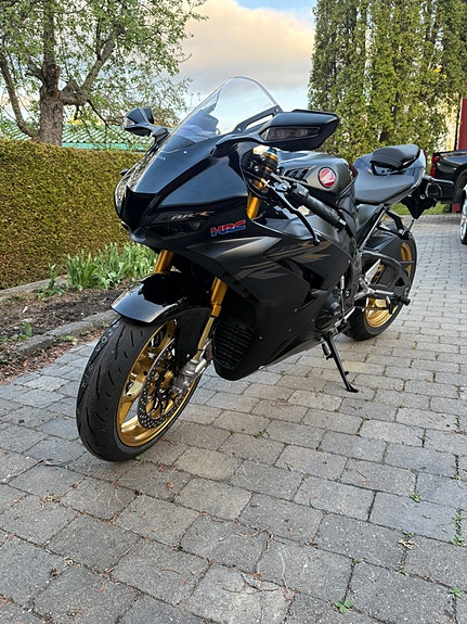 Honda CBR1000 RR-R SP 3 of 5