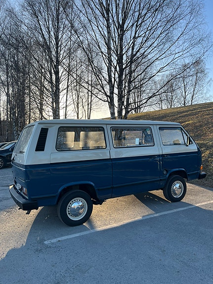 Volkswagen Caravelle 3 of 5