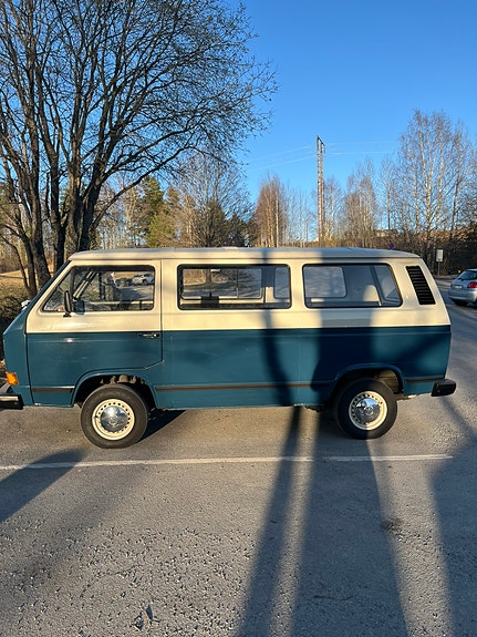 Volkswagen Caravelle 2 of 5