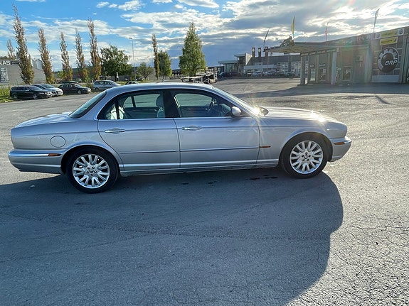 Jaguar XJ 3 of 13
