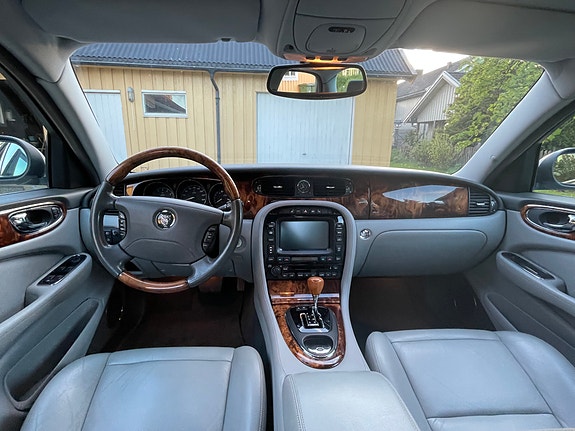 Jaguar XJ 9 of 13