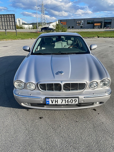 Jaguar XJ 2 of 13