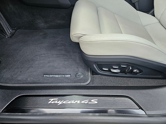 Porsche Taycan Cross Turismo 27 of 30