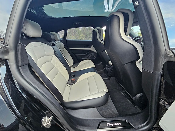 Porsche Taycan Cross Turismo 22 of 30