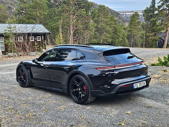 Porsche Taycan Cross Turismo 3 of 30