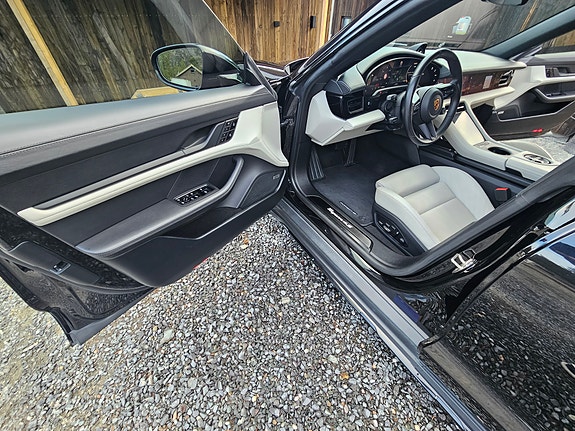 Porsche Taycan Cross Turismo 20 of 30