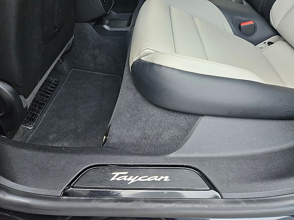 Porsche Taycan Cross Turismo 28 of 30