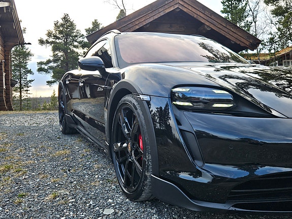 Porsche Taycan Cross Turismo 17 of 30