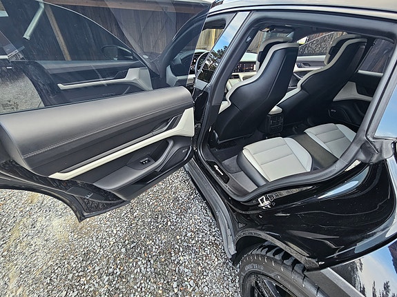 Porsche Taycan Cross Turismo 21 of 30