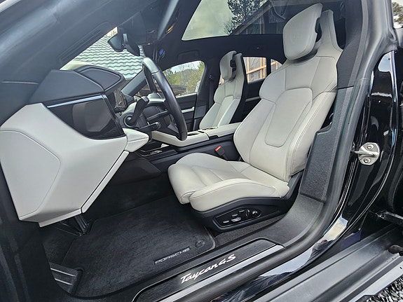 Porsche Taycan Cross Turismo 18 of 30