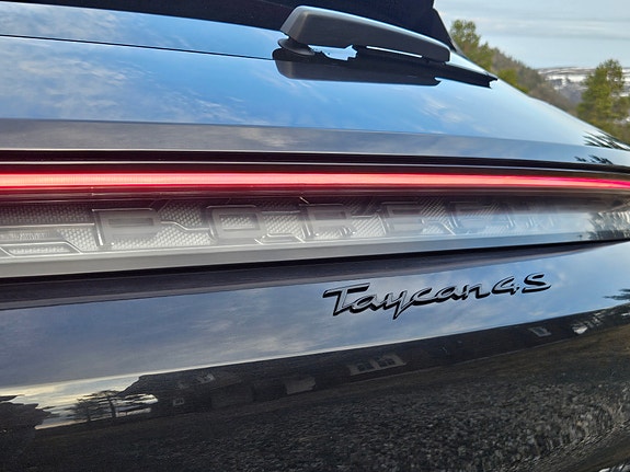 Porsche Taycan Cross Turismo 16 of 30