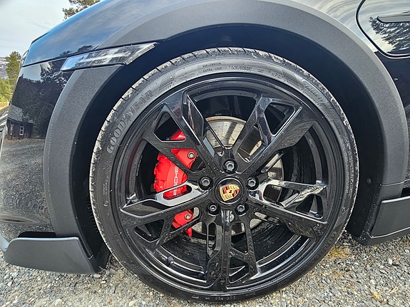 Porsche Taycan Cross Turismo 14 of 30