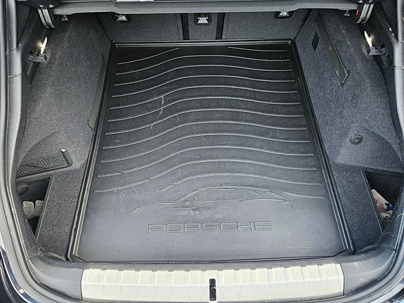 Porsche Taycan Cross Turismo 30 of 30