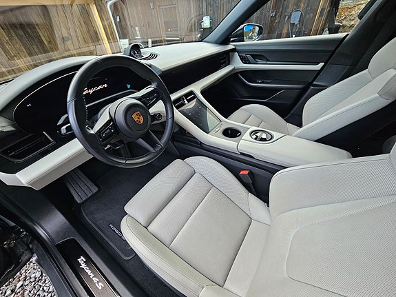 Porsche Taycan Cross Turismo 19 of 30