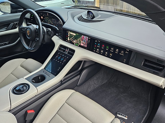 Porsche Taycan Cross Turismo 25 of 30
