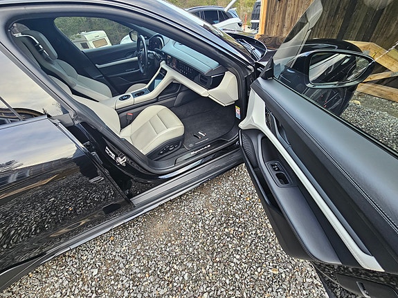 Porsche Taycan Cross Turismo 24 of 30