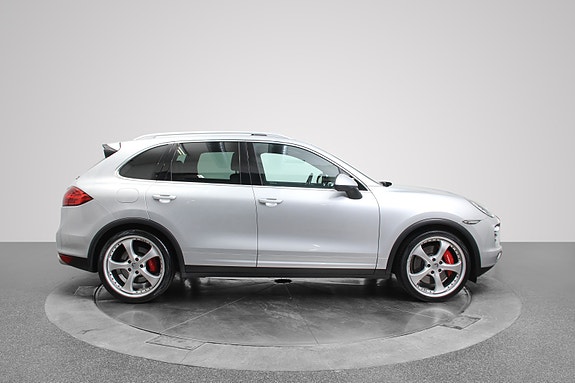 Porsche Cayenne 4 of 5