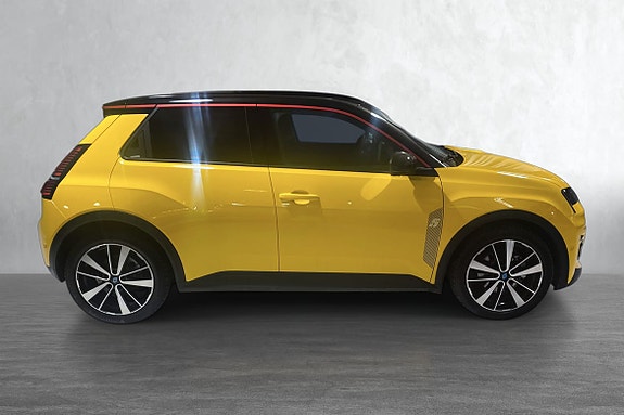 Moderne felger og kontrasttak gir et sporty uttrykk.
