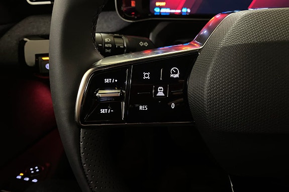 Ratt med integrerte knapper for cruisekontroll og smart assistanse.