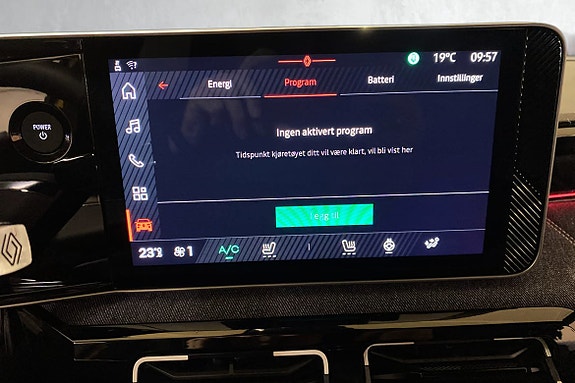 Brukervennlig display med apper og kjørekontroller for moderne fører.